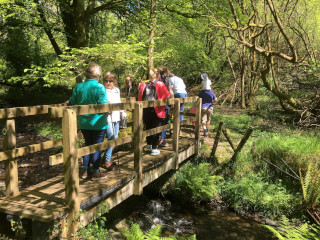 Croesi'r Afon Gwylan yng Nghwm Rhippin